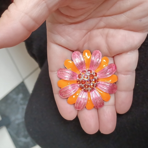 Avon Daisy Flower Brooch - Picture 3 of 3